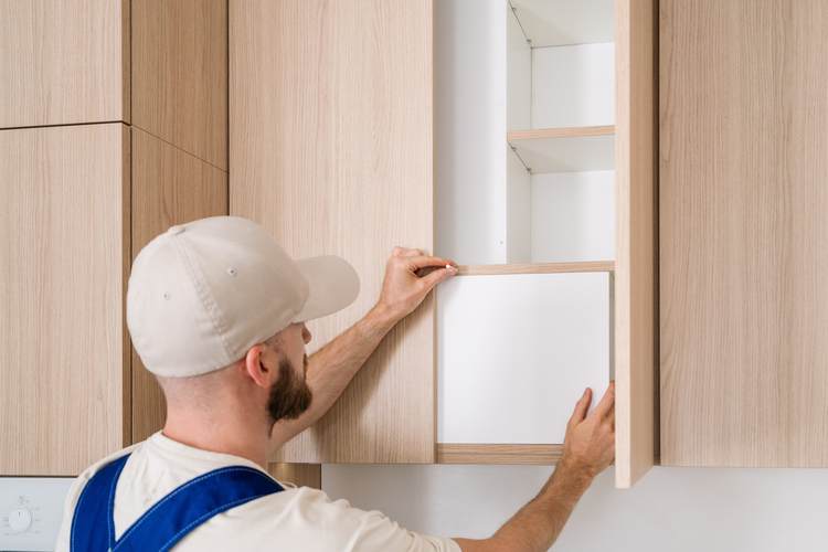 Solid-Wood vs Laminate Cabinets: Choosing Kitchen Cabinets That Last